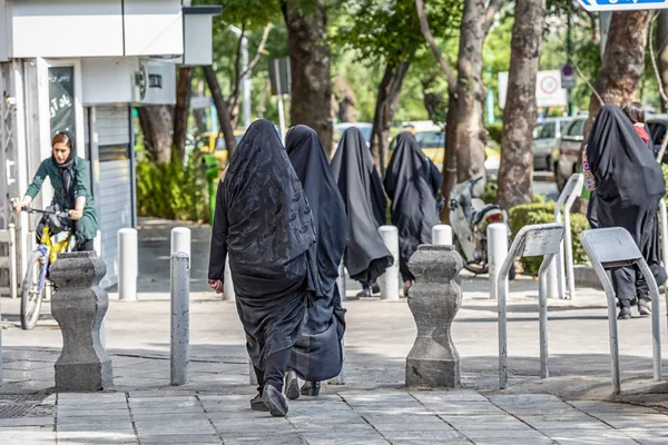 2019 伊斯法罕 伊斯法罕省 伊朗妇女穿着传统服装覆盖整个身体沿街 — 图库照片