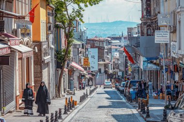 26.05.2019 İstambul, Türkiye, Osmanlı İmparatorluğu'nun kaldırım ve mimarisi ile eski İstanbul'un aydınlık ve etkileyici turistik sokakları