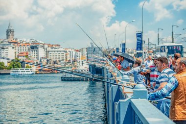 26.05.2019 İstambul, Türkiye'de güneşli bir günde Galata Köprüsü'nde çok sayıda balıkçı
