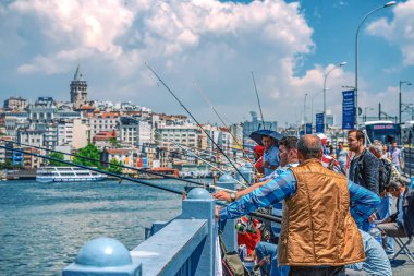 26.05.2019 İstambul, Türkiye'de güneşli bir günde Galata Köprüsü'nde çok sayıda balıkçı