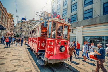 26/05/2019 İstambul, Türkiye, Taksim güzergahı arasında kırmızı ve nostaljik tarihi Beyoğlu tramvayı ile Kalabalık Taksim İstiklal Caddesi - Tünel, İstanbul'un en popüler destinasyonu