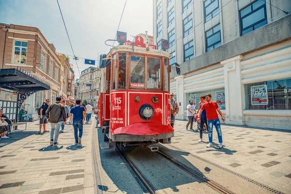 26/05/2019 İstambul, Türkiye, Taksim güzergahı arasında kırmızı ve nostaljik tarihi Beyoğlu tramvayı ile Kalabalık Taksim İstiklal Caddesi - Tünel, İstanbul'un en popüler destinasyonu