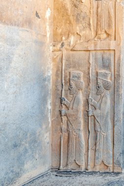 İran'daki eski Pers Ahameniş İmparatorluğu'nun antik başkenti Persepolis'in duvarlarındaki Ancien yazıtları, Zerdüşt sembolü Faravahar