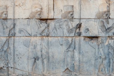 İran'daki eski Pers Ahameniş İmparatorluğu'nun antik başkenti Persepolis'in duvarlarındaki Ancien yazıtları, Zerdüşt sembolü Faravahar