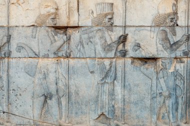 İran'daki eski Pers Ahameniş İmparatorluğu'nun antik başkenti Persepolis'in duvarlarındaki Ancien yazıtları, Zerdüşt sembolü Faravahar