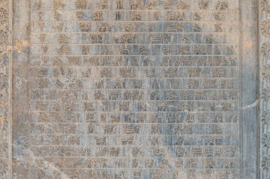 İran'daki eski Pers Ahameniş İmparatorluğu'nun antik başkenti Persepolis'in duvarlarındaki Ancien yazıtları, Zerdüşt sembolü Faravahar