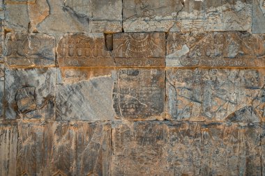 İran'daki eski Pers Ahameniş İmparatorluğu'nun antik başkenti Persepolis'in duvarlarındaki Ancien yazıtları, Zerdüşt sembolü Faravahar