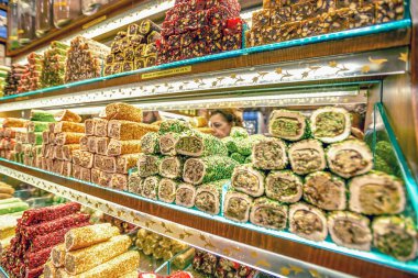 26/05/2019 İstanbul, Türkiye, Mısır baharatlı pazarında ve Kapalıçarşı'da geleneksel Türk leziz tatlılarının çeşitli konte'de rahat lukum ile