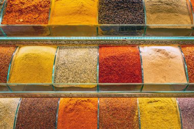 28.07.2019 Zhytomyr, Ukrayna'da genç adamın gün batımında kentin uyku alanında beton balkondaki aynaya yansıdığı