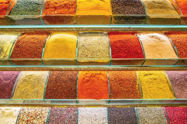 28.07.2019 Zhytomyr, Ukrayna'da genç adamın gün batımında kentin uyku alanında beton balkondaki aynaya yansıdığı