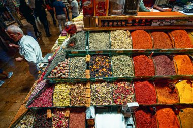 28.07.2019 Zhytomyr, Ukrayna'da genç adamın gün batımında kentin uyku alanında beton balkondaki aynaya yansıdığı