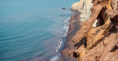 İran'ın Hürmüz adasındaBasra Körfezi kıyısında inanılmaz dağlarile Mofannagh plajı yakınlarındaki Heykeller Vadisi'nin rakipsiz manzarası