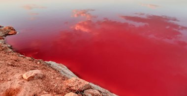 İran'da Tuzlu Gölü Maharlu üzerinde Gökyüzü Yansıması ile İnanılmaz Sunset, Şiraz şehir yakınlarındaki Fars Eyaleti, kan gibi inanılmaz zengin kırmızı su ile