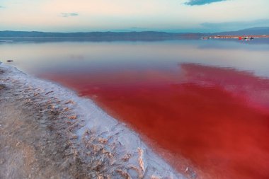 İran'da Tuzlu Gölü Maharlu üzerinde Gökyüzü Yansıması ile İnanılmaz Sunset, Şiraz şehir yakınlarındaki Fars Eyaleti, kan gibi inanılmaz zengin kırmızı su ile