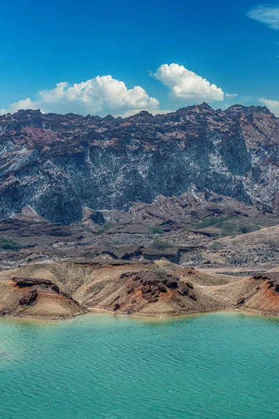 Oöverträffade Berg Med Blue Lake Förgrunden Den Iranska Hormuz — Stockfoto