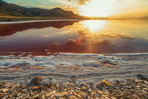 Hermoso Paisaje Puesta Sol Con Reflejo Del Cielo Sobre Salado —  Fotos de Stock