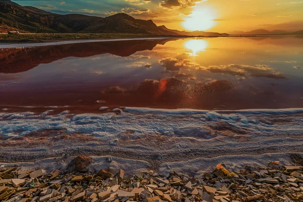 Bela Paisagem Pôr Sol Com Reflexão Céu Sobre Lago Salgado — Fotografia de Stock