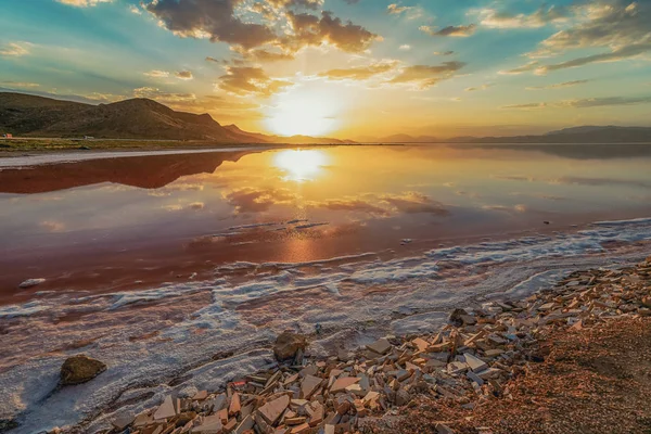 Hermoso Paisaje Puesta Sol Con Reflejo Del Cielo Sobre Salado —  Fotos de Stock