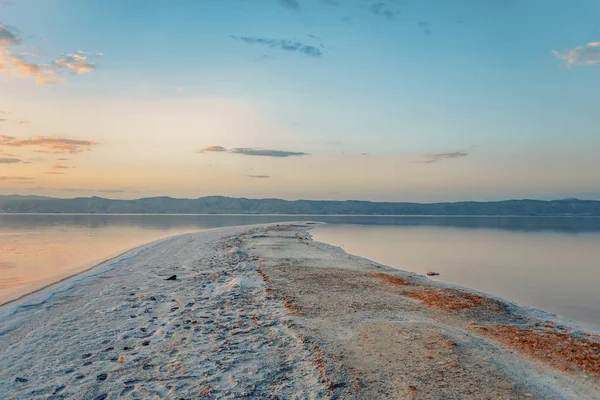 Bela Paisagem Pôr Sol Com Reflexo Céu Água Sobre Lago — Fotografia de Stock