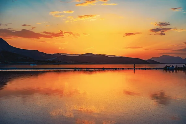 イランの塩辛いマハル湖の上に空の反射と美しい風景と夕日 シラーズ市の近くのファルス州 血のような信じられないほど赤い水で — ストック写真