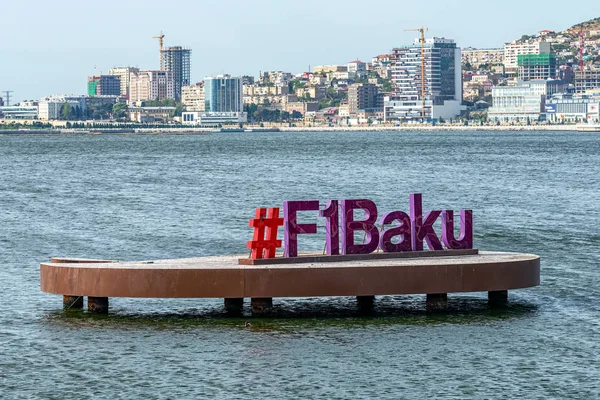 04/05/2019 Bakü, Azerbaycan, Bakü Körfezi'nde Formula 1 sembolü ve F1 Logosu, Siluetin panoramik manzarası ve Hazar Denizi Panoraması