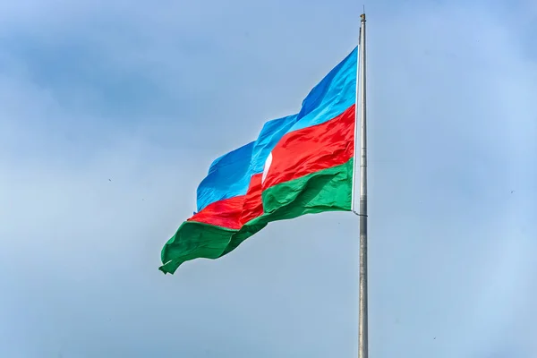 Azerbaijan Bayraq Place National Azerbaijan Flag Front Blue Sky Background — Stock Photo, Image