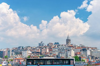 26.05.2019 İstanbul, İstanbul'un eski şehrini Boğaz içi üzerinden Galata Kulesi'nden görünümü merkezde bulutlu bir gökyüzü ile arka plana karşı bulutlu bir