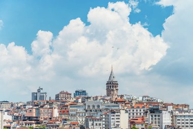 26.05.2019 İstanbul, İstanbul'un eski şehrini Boğaz içi üzerinden Galata Kulesi'nden görünümü merkezde bulutlu bir gökyüzü ile arka plana karşı bulutlu bir