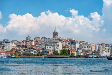 26.05.2019 İstanbul, İstanbul'un eski şehrini Boğaz içi üzerinden Galata Kulesi'nden görünümü merkezde bulutlu bir gökyüzü ile arka plana karşı bulutlu bir