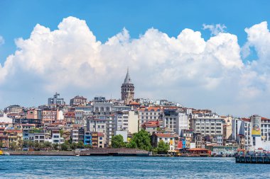 26.05.2019 İstanbul, İstanbul'un eski şehrini Boğaz içi üzerinden Galata Kulesi'nden görünümü merkezde bulutlu bir gökyüzü ile arka plana karşı bulutlu bir