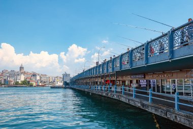 25.05.2019 İstambul'da çok sayıda balıkçı ve turist İstanbul Boğazı'ndan galata köprüsünde. İstanbul'un tarihi merkezinde ünlü bir simge yapıdır. bir kartpostal olarak turist görüntü.