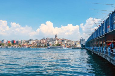 25.05.2019 İstambul'da çok sayıda balıkçı ve turist İstanbul Boğazı'ndan galata köprüsünde. İstanbul'un tarihi merkezinde ünlü bir simge yapıdır. bir kartpostal olarak turist görüntü.