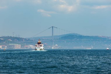 26.05.2019 Eastbourne, 15 Temmuz Şehitler Köprüsü adını taşıyan Boğaz Köprüsü'ne bir feribotla görüntülendi. İstanbul'un boğaz içi ile en ünlü simgelerinden biridir. bir kartpostal olarak turist görüntü.