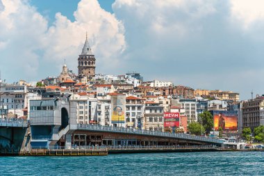 26.05.2019 İstanbul, İstanbul'un eski şehrini Boğaz içi üzerinden Galata Kulesi'nden görünümü merkezde bulutlu bir gökyüzü ile arka plana karşı bulutlu bir