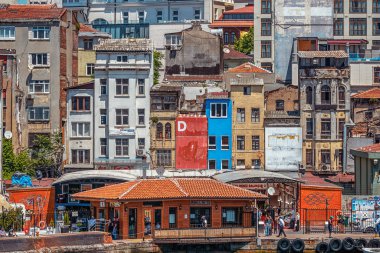 26.05.2019 İstambul Feribot terminali Karaköy (Turyol) tarafından çok kötü durumda renkli binaların manzarası. İstanbul'un eski ve en turistik ve popüler şehri. bir kartpostal olarak turist görüntü