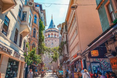 26/05/2019 İstanbul'un Avrupa yakasının en turistik ve ünlü simgesi olan Galata Kulesi'nin geçişine ilişkin manzara Büyük Hendek Cd Caddesi. bir kartpostal olarak turist görüntü. selfie yeri