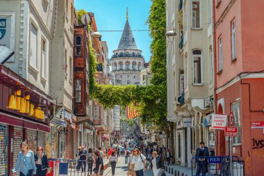 26/05/2019 İstanbul'un Avrupa yakasının en turistik ve ünlü simgesi olan Galata Kulesi'nin geçişine ilişkin manzara Büyük Hendek Cd Caddesi. bir kartpostal olarak turist görüntü. selfie yeri