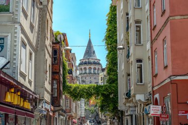 26/05/2019 İstanbul'un Avrupa yakasının en turistik ve ünlü simgesi olan Galata Kulesi'nin geçişine ilişkin manzara Büyük Hendek Cd Caddesi. bir kartpostal olarak turist görüntü. selfie yeri