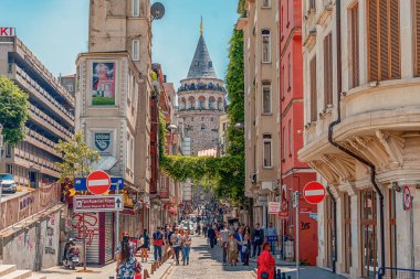 26/05/2019 İstanbul'un Avrupa yakasının en turistik ve ünlü simgesi olan Galata Kulesi'nin geçişine ilişkin manzara Büyük Hendek Cd Caddesi. bir kartpostal olarak turist görüntü. selfie yeri