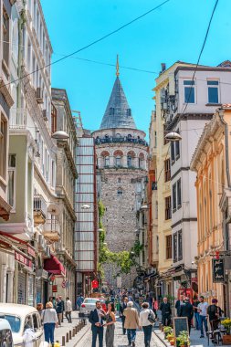 26/05/2019 İstanbul'un Avrupa yakasının en turistik ve ünlü simgesi olan Galata Kulesi'nin geçişine ilişkin manzara Büyük Hendek Cd Caddesi. bir kartpostal olarak turist görüntü. selfie yeri