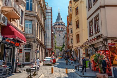 26/05/2019 İstanbul'un Avrupa yakasının en turistik ve ünlü simgesi olan Galata Kulesi'nin geçişine ilişkin manzara Büyük Hendek Cd Caddesi. bir kartpostal olarak turist görüntü. selfie yeri
