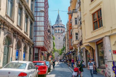 26/05/2019 İstanbul'un Avrupa yakasının en turistik ve ünlü simgesi olan Galata Kulesi'nin geçişine ilişkin manzara Büyük Hendek Cd Caddesi. bir kartpostal olarak turist görüntü. selfie yeri