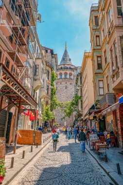 26/05/2019 İstanbul'un Avrupa yakasının en turistik ve ünlü simgesi olan Galata Kulesi'nin geçişine ilişkin manzara Büyük Hendek Cd Caddesi. bir kartpostal olarak turist görüntü. selfie yeri