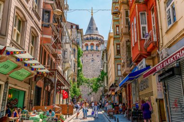 26/05/2019 İstanbul'un Avrupa yakasının en turistik ve ünlü simgesi olan Galata Kulesi'nin geçişine ilişkin manzara Büyük Hendek Cd Caddesi. bir kartpostal olarak turist görüntü. selfie yeri