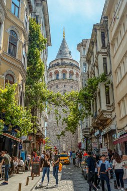 26/05/2019 İstanbul'un Avrupa yakasının en turistik ve ünlü simgesi olan Galata Kulesi'nin geçişine ilişkin manzara Büyük Hendek Cd Caddesi. bir kartpostal olarak turist görüntü. selfie yeri