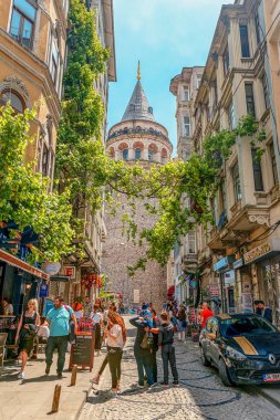 26/05/2019 İstanbul'un Avrupa yakasının en turistik ve ünlü simgesi olan Galata Kulesi'nin geçişine ilişkin manzara Büyük Hendek Cd Caddesi. bir kartpostal olarak turist görüntü. selfie yeri