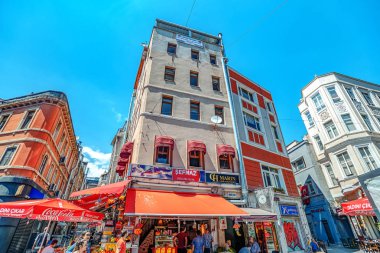 26.05.2019 İstambul, eski İstanbul'un Avrupa yakasında renkli ve kalabalık bir sokakta