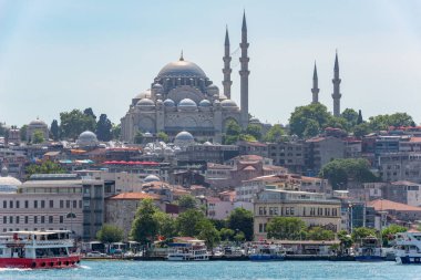 28.07.2019 Zhytomyr, Ukrayna'da genç adamın gün batımında kentin uyku alanında beton balkondaki aynaya yansıdığı