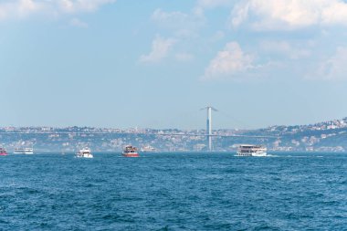 26.05.2019 Eastbourne, 15 Temmuz Şehitler Köprüsü adını taşıyan Boğaz Köprüsü'ne bir feribotla görüntülendi. İstanbul'un boğaz içi ile en ünlü simgelerinden biridir. bir kartpostal olarak turist görüntü.
