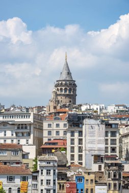 26.05.2019 İstanbul, İstanbul'un eski şehrini Boğaz içi üzerinden Galata Kulesi'nden görünümü merkezde bulutlu bir gökyüzü ile arka plana karşı bulutlu bir